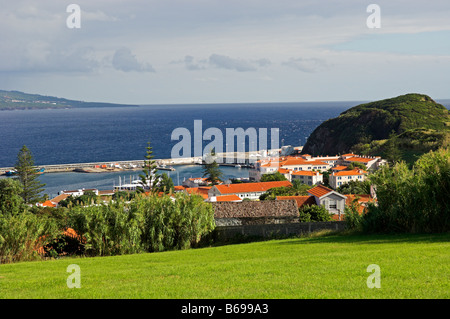 Stadt und Hafen von Horta auf Faial Insel Pico Island im Hintergrund Azoren Stockfoto