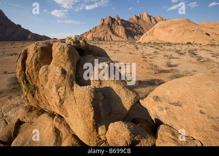 Afrika Namibia Usakos untergehenden Sonne leuchtet Granit Felsformationen rund um Spitzkoppe Berg in der Namib-Wüste Stockfoto