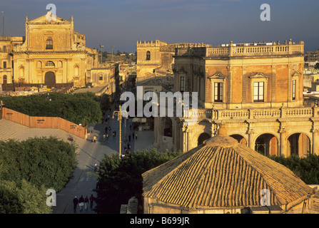 Corso Vittorio Emanuele, gesehen von der Kirche San Carlo Borromeo in Noto-Sizilien-Italien Stockfoto