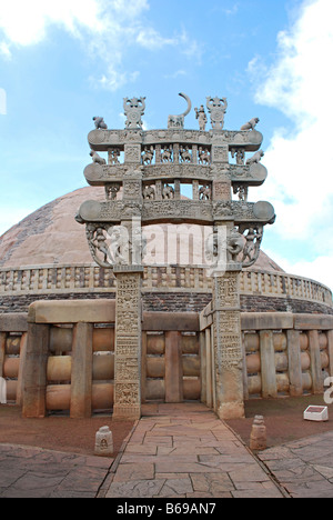 Stupa 1 oder große Stupa: Nord-Gateway oder Torana, Sanchi, Madhya Pradesh, Indien. Stockfoto