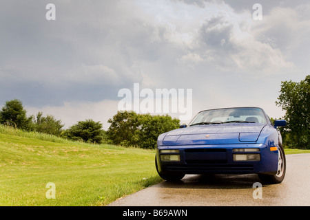 Porsche 944 S2 Coupé von einem schönen Feld Stockfoto