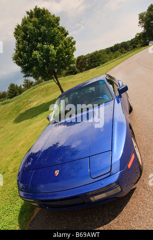 Porsche 944 S2 Coupé von einem schönen Feld Stockfoto