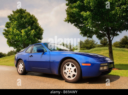 Porsche 944 S2 Coupé von einem schönen Feld Stockfoto