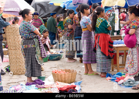 Indigene Frauen in bunten traditionellen Kleid auf dem Markt von Santa Maria de Jesus, Guatemala Stockfoto