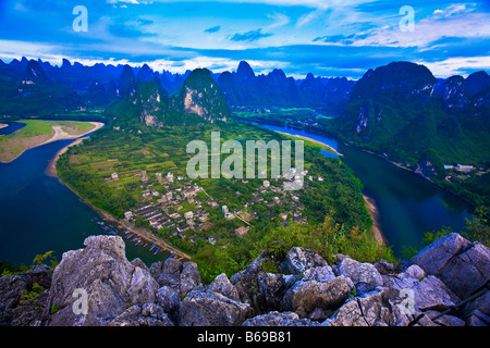 Erhöhte Ansicht eines Flusses durch Berge, Li-Fluss, XingPing, Yangshuo, Provinz Guangxi, China Stockfoto
