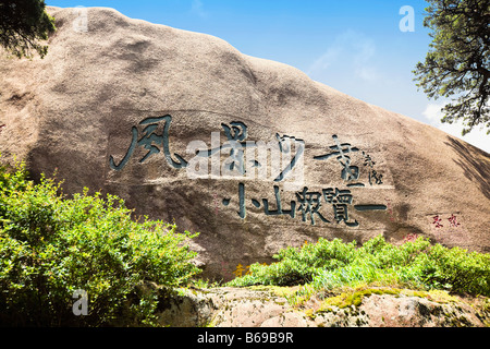 Niedrigen Winkel Ansicht der chinesischen Schriftzeichen auf einer Felsformation, Huangshan, Anhui Provinz, China Stockfoto