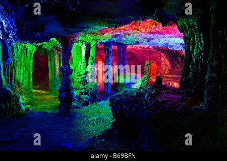 Felsformationen in einer Höhle, Lotus-Höhle, XingPing, Yangshuo, Provinz Guangxi, China Stockfoto