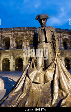 Statue von Torero vor Arena in Französisch Stadt Nimes in der Abenddämmerung, Süden von Frankreich, Europa Stockfoto