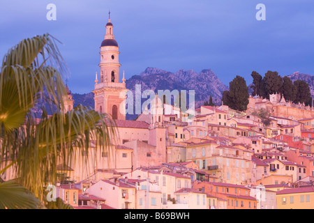 Küsten Vilage Menton mit Hafen am französischen Cote d ' Azur in der Abenddämmerung, Frankreich, Europa, EU Stockfoto