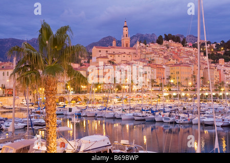 Küsten Vilage Menton mit Hafen am französischen Cote d ' Azur in der Abenddämmerung, Frankreich, Europa, EU Stockfoto