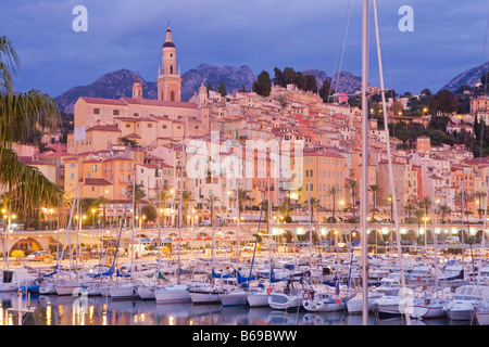 Küsten Vilage Menton mit Hafen am französischen Cote d ' Azur in der Abenddämmerung, Frankreich, Europa, EU Stockfoto