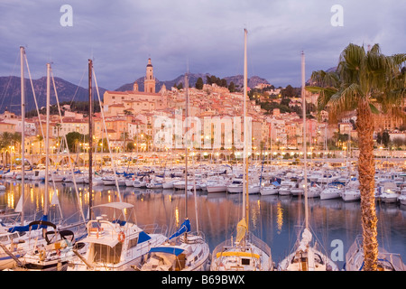 Küsten Vilage Menton mit Hafen am französischen Cote d ' Azur in der Abenddämmerung, Frankreich, Europa, EU Stockfoto