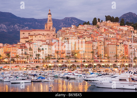 Küsten Vilage Menton mit Hafen am französischen Cote d ' Azur in der Abenddämmerung, Frankreich, Europa, EU Stockfoto