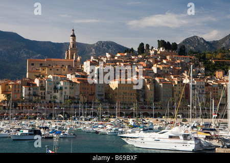 Küsten Vilage Menton mit Hafen am französischen Cote d ' Azur in der Abenddämmerung, Frankreich, Europa, EU Stockfoto