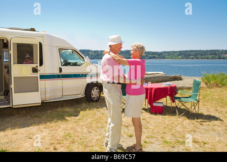 Paare tanzen an einem Strand, Washington State, USA Stockfoto