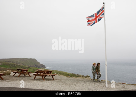 Ein Fahnenmast flying The Union Jack bei Lands End in Cornwall an der südwestlichen Spitze von England Stockfoto