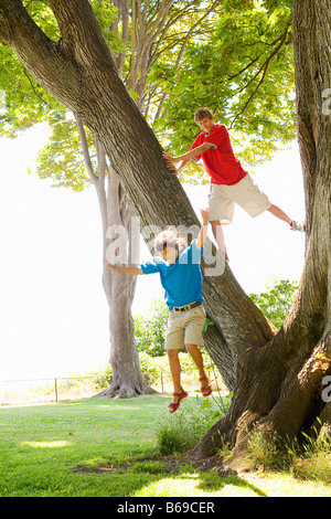 Zwei Freunde spielen in einem park Stockfoto