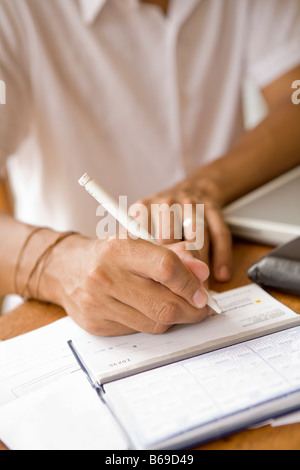 Mann Unterzeichnung eine Überprüfung und Vorbereitung Eigenheim-Finanzierung Haushalt Stockfoto