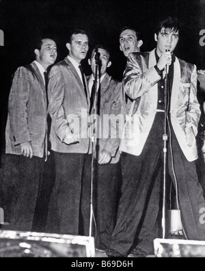 ELVIS PRESLEY und die Jordanaires über 1956. Von L:Gordon Stoker Hoyt Hawkins, Hugh Jarrett, Neal Matthews, Elvis Presley Stockfoto