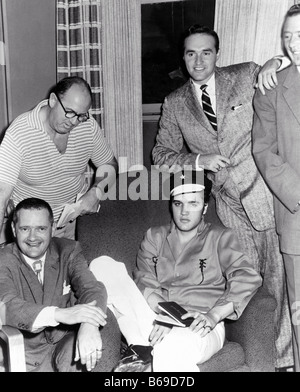 ELVIS PRESLEY mit Manager Tom Parker in Gläsern, Country-Sänger Hank Snow am rechten und Rekord Führungskräfte über 1955 Stockfoto
