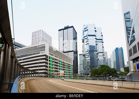 Niedrigen Winkel Ansicht der Wolkenkratzer in einer Stadt, Des Voeux Road, Hong Kong Insel, China Stockfoto