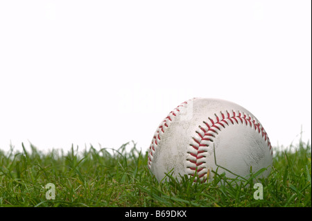 Studioaufnahme eines Baseballs auf Rasen weißen Hintergrund Stockfoto