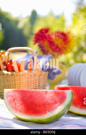 Zwei Scheiben der Wassermelone mit einem Korb auf einem Tisch Stockfoto