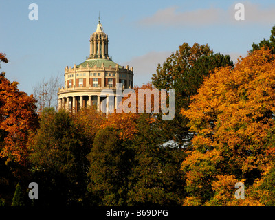 Universität von Rochester Rush Rhees Bibliothek unter Herbstlaub.  Rochester NY USA. Stockfoto