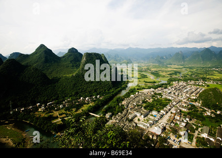 Erhöhte Ansicht einer Stadt Xingping, Yangshuo, Provinz Guangxi, China Stockfoto
