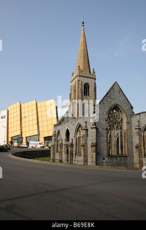 Drake Zirkus-Einkaufszentrum in Plymouth Devon England UK und Charles-Kreuz-Kirche Stockfoto