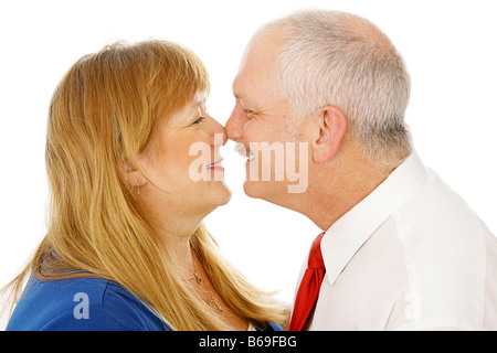 Entzückende älteres Paar in Liebe Nasen mit einander reiben isoliert Closeup auf weiss Stockfoto