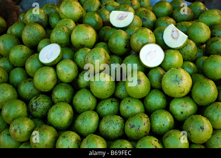 Rohen Mangos, dekoriert im neuen Markt, Bhopal, Madhya Pradesh, Indien. Stockfoto