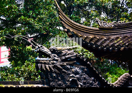 Niedrigen Winkel-Blick auf die Statue des chinesischen Drachen auf dem Dach, Yu Yuan Garten, Shanghai, China Stockfoto