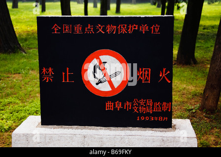 Kein Rauchen Schild in einem Park, Qufu, Provinz Shandong, China Stockfoto