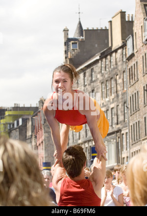 Akrobaten, die Werbung ihre Show auf der High Street in Edinburgh während des jährlichen Edinburgh Fringe Festival Stockfoto