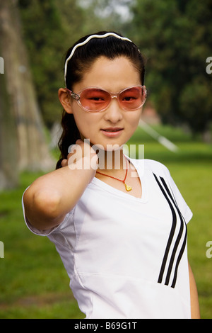 Nahaufnahme von einer jungen Frau mit Sonnenbrille, Qufu, Provinz Shandong, China Stockfoto