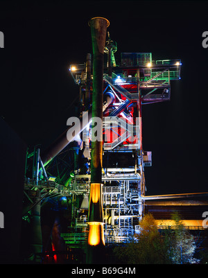 unwirksame alte Stahlkonstruktion in der Nacht in Duisburg Meiderich Deutschland Stahlwerk Bei Nacht Im Landschaftspark Duisburg Stockfoto