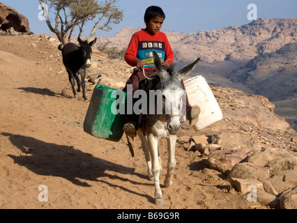 Junge auf einem Esel, in der Nähe von Petra, Jordanien Stockfoto