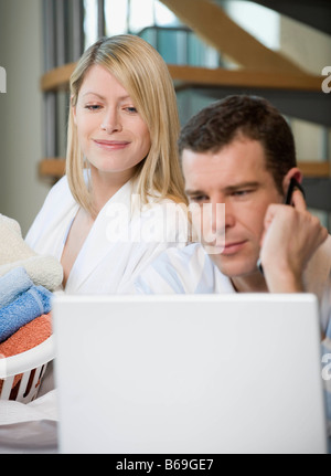 Ein paar Arbeiten von Zuhause Stockfoto