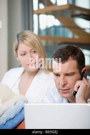 Ein paar Arbeiten von Zuhause Stockfoto