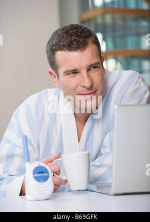 Ein Vater von zu Hause aus arbeiten Stockfoto