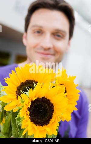 Mann, Blumen für den Betrachter Stockfoto