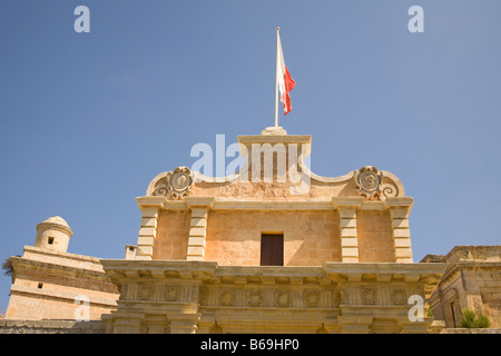 Top von Mdina Tor, auch bekannt als Haupttor und Vilhena Tor am Eingang in die mittelalterliche Stadt Mdina, Malta Stockfoto