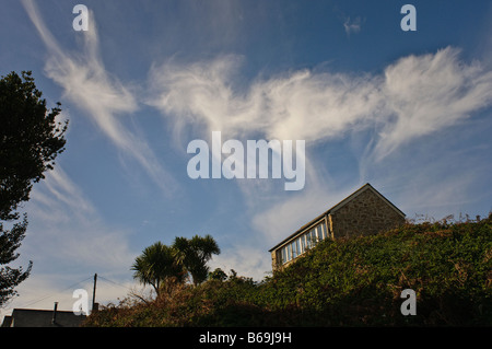 Wolken am Himmel. (Altocumulus Castelanus) Stockfoto