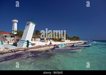 Mexiko, Puerto Morelos. Quintana Roo. Leuchtturm am Strand aufgeschlüsselt. Stockfoto