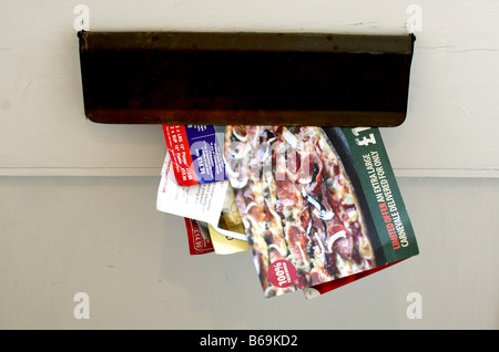 Flyer & Flugblätter über Briefkasten geliefert Stockfoto