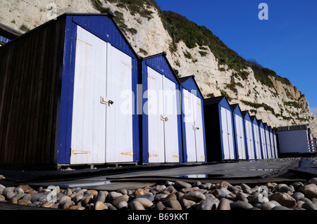 Strandhütten und weißen Klippen an der Jurassic Coast bei Bier, in der Nähe von Seaton, in Devon, England, UK. Stockfoto