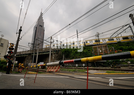 Zug und NTT DoCoMo Yoyogi Gebäude von Shibuya-Ku gesehen. Tokyo. Japan Stockfoto