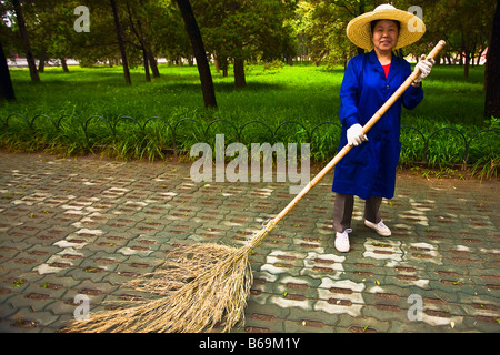 Porträt einer weiblichen Kehrmaschine kehren, Himmelstempel, Peking, China Stockfoto