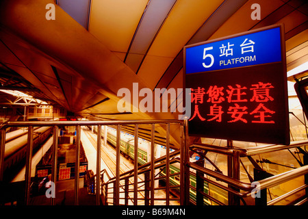 Informationstafel an der Bahn Bahnhof, Beijing Railway Station, Peking, China Stockfoto